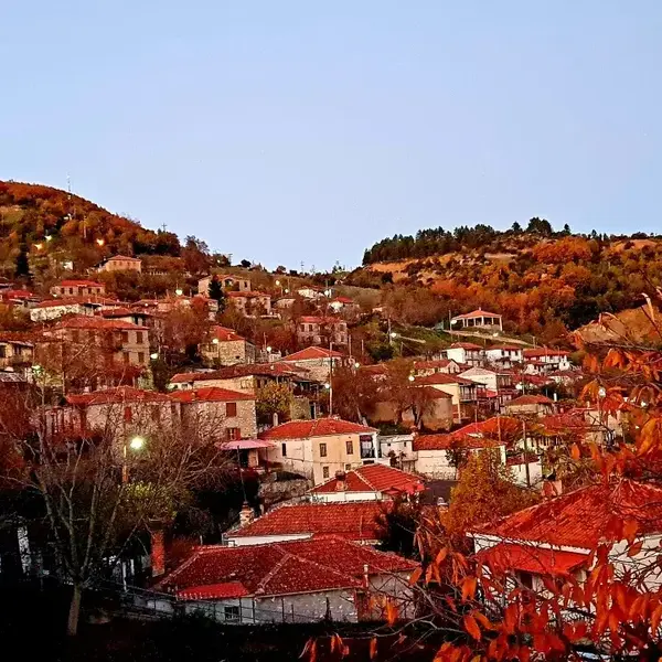 Παραδοσιακό χωριό Ρεντίνα Καρδίτσας το φθινόπωρο. Η γενέτειρα και η ρίζα της φιλοσοφίας των ελληνικών βοτάνων Renteana.