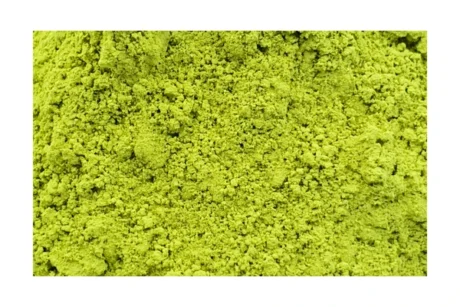 Μεταξένια πράσινη σκόνη ιαπωνικού Matcha Renteana με αναδευτήρα bamboo chasen. Pure green Matcha powder texture with bamboo whisk.