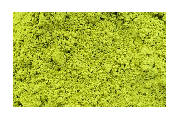 Μεταξένια πράσινη σκόνη ιαπωνικού Matcha Renteana με αναδευτήρα bamboo chasen. Pure green Matcha powder texture with bamboo whisk.