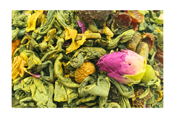 Χύμα μείγμα τσαγιού Floral Vitality Renteana με φύλλα πράσινου τσαγιού, ροδοπέταλα, κίτρινο ηλίανθο και γκουαρανά. Loose leaf Floral Vitality green tea with rose petals, sunflower, and guarana.