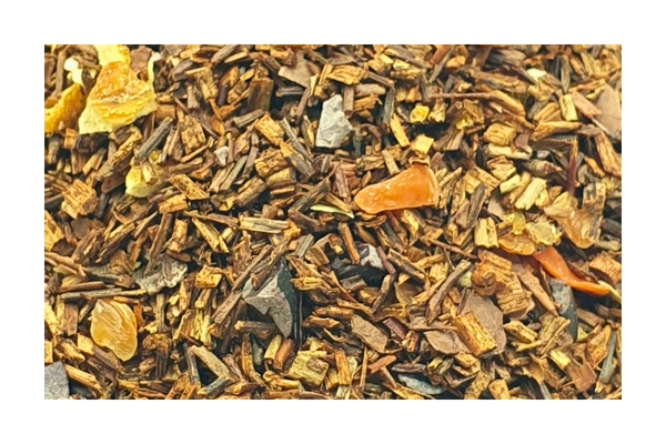 Χύμα μείγμα τσαγιού Velvet Chocolate Rooibos Renteana με κομμάτια κακάο, φλούδες πορτοκαλιού και ζαχαρωμένη πιπερόριζα. Loose leaf Velvet Chocolate rooibos tea blend with cocoa nibs, orange peel, and ginger.